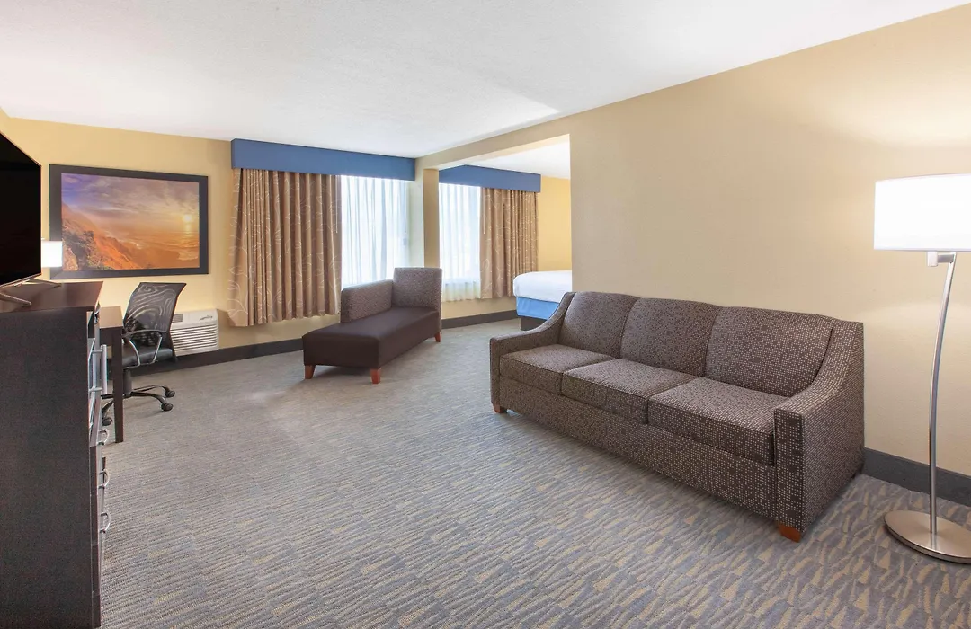 Days Inn & Suites By Wyndham Grand Rapids Near Downtown-1