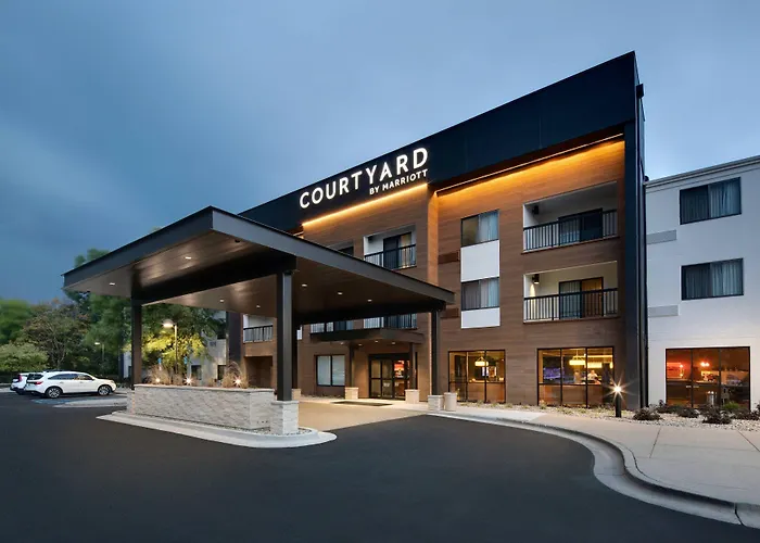 Luxury hotel only: Courtyard Grand Rapids Airport