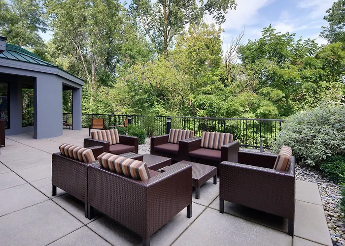 Luxury hotel only: Courtyard Grand Rapids Airport