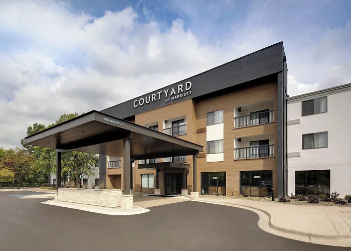 Luxury hotel only: Courtyard Grand Rapids Airport