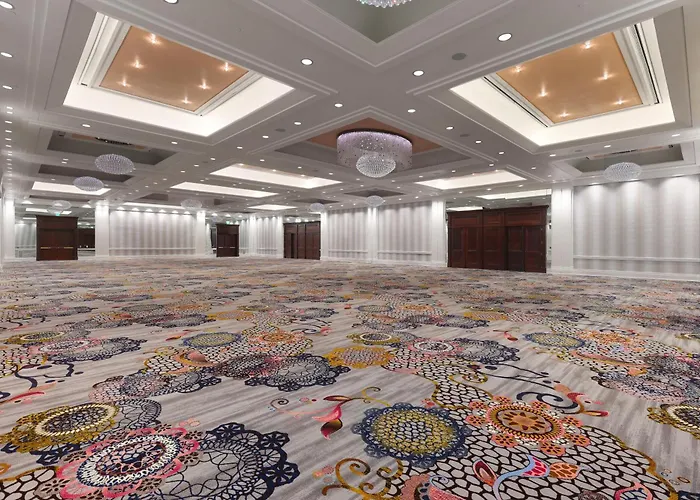 4 star hotel: Amway Grand Plaza Hotel, Curio Collection By Hilton